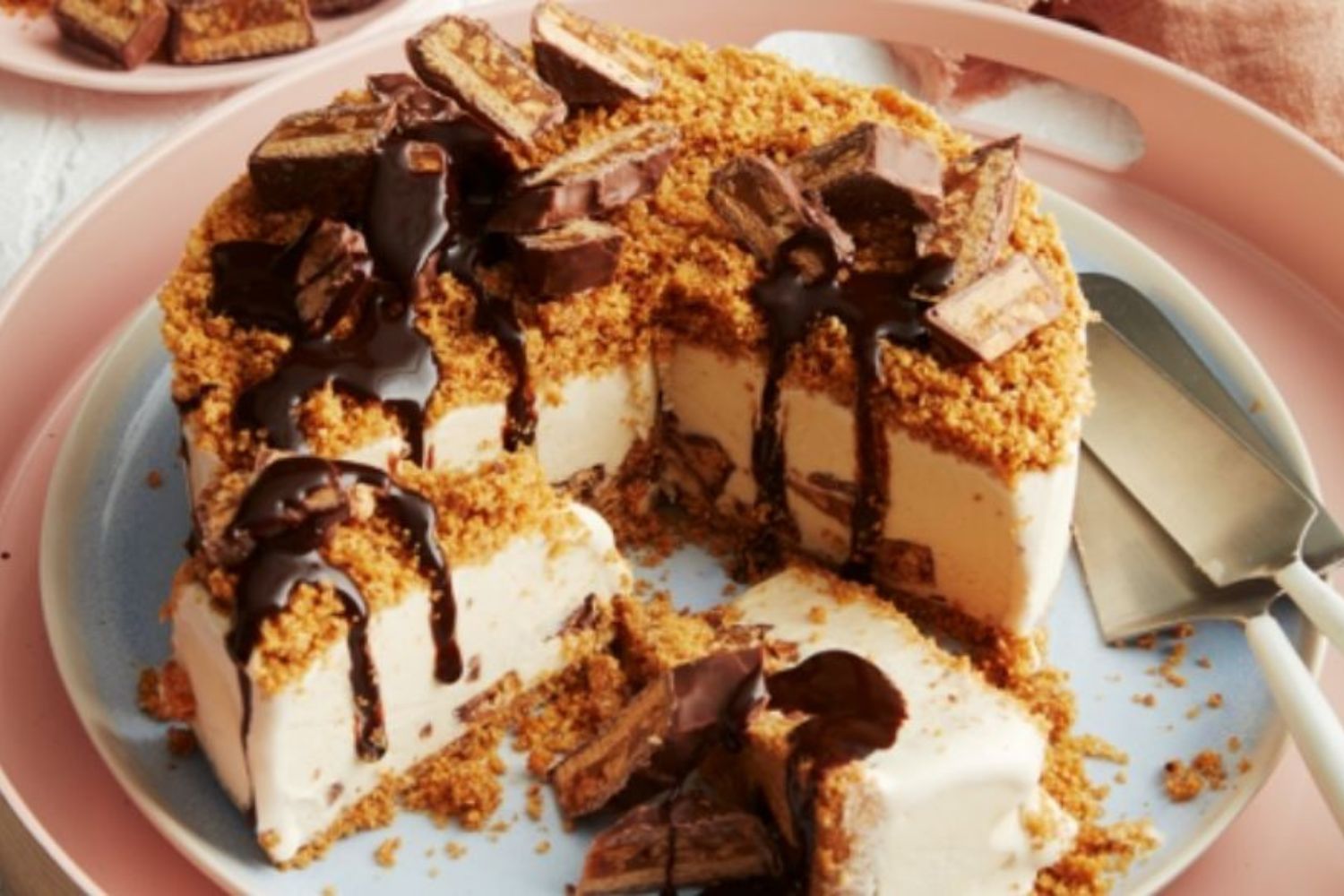 frozen-caramel-snickers-cheesecake