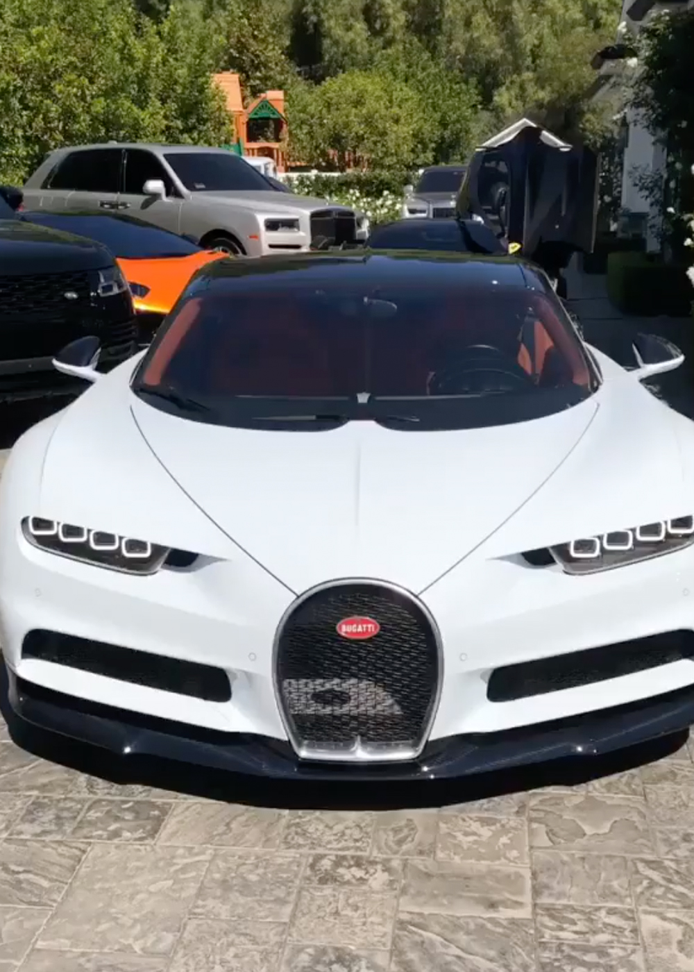 Kylie Jenner Bugatti Chiron luuxry car billionaire