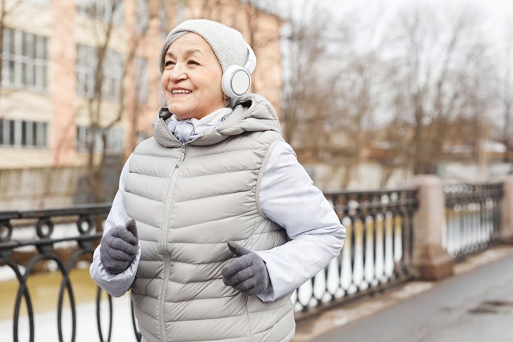lady-walking-puffer-vest-headphones