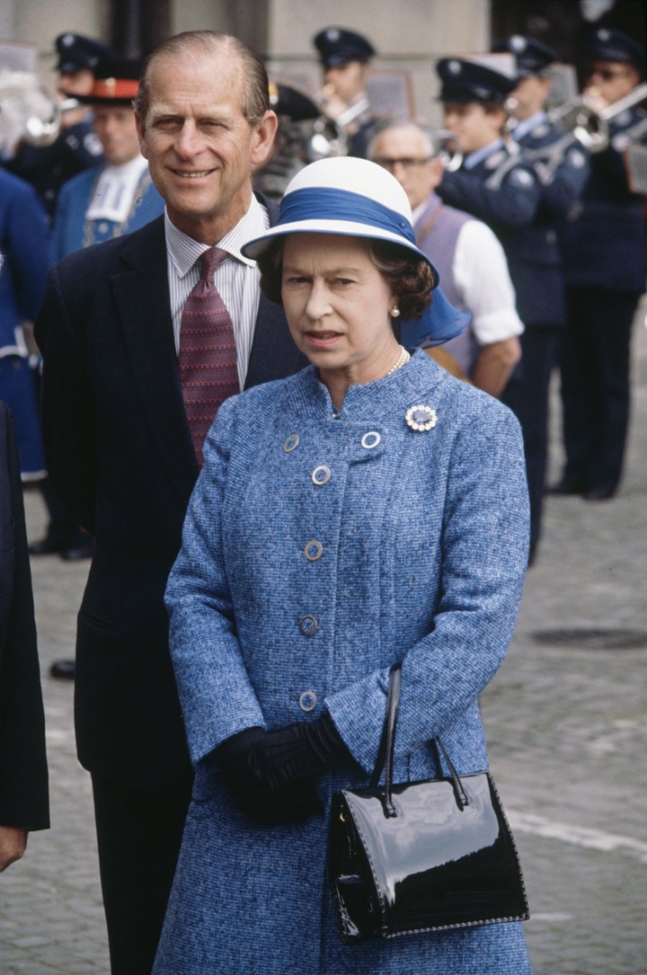 queen elizabeth purse signal