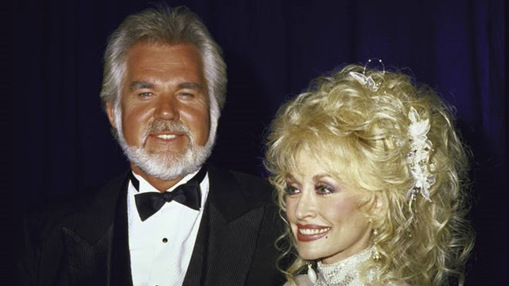 Dolly Parton Sings A Heartfelt Rendition As A Tribute To The Late Kenny Rogers