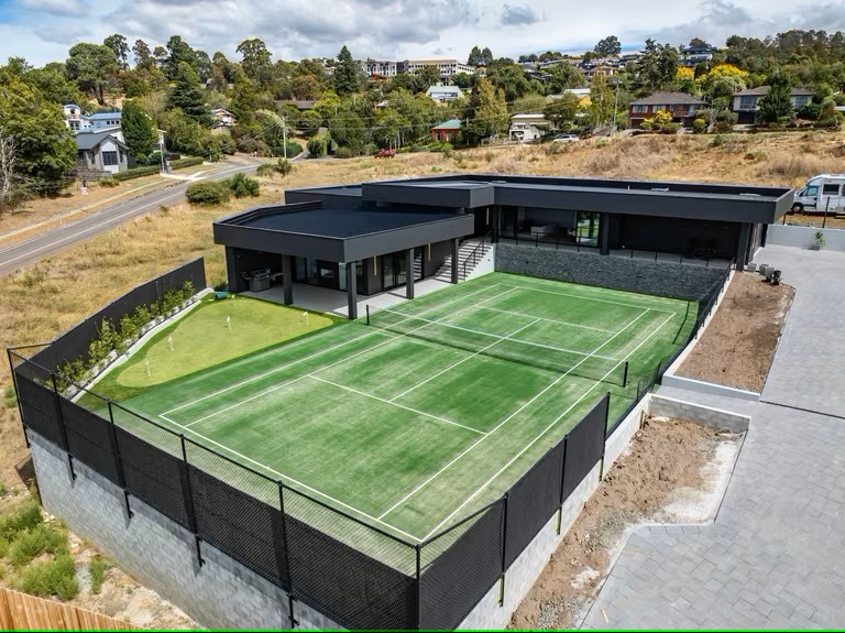 Clint MAFS house tennis court