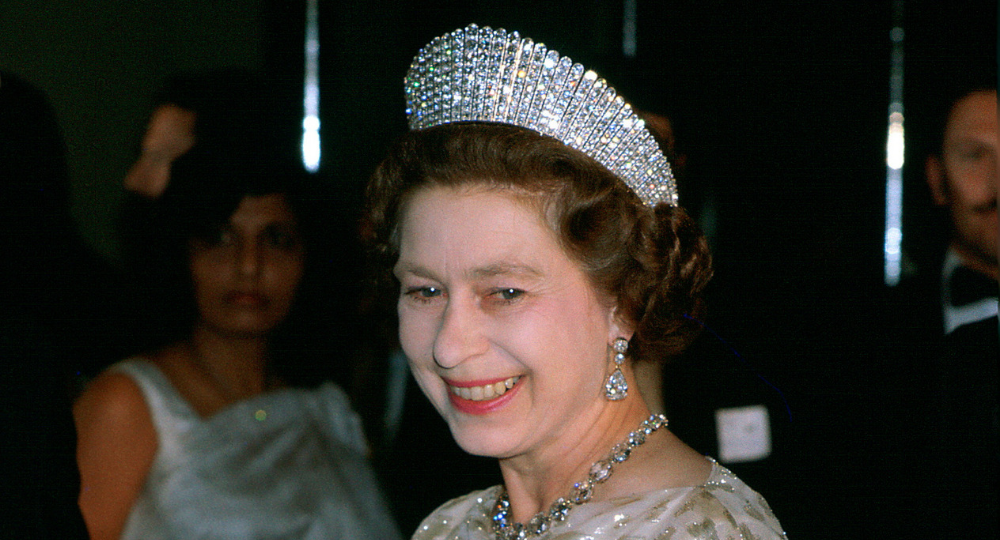WATCH The incredible moment one of the Queen's favourite tiaras is(02)